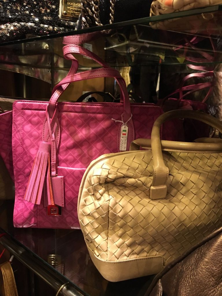 棚の上にのったピンクのバッグとイエローのバッグ